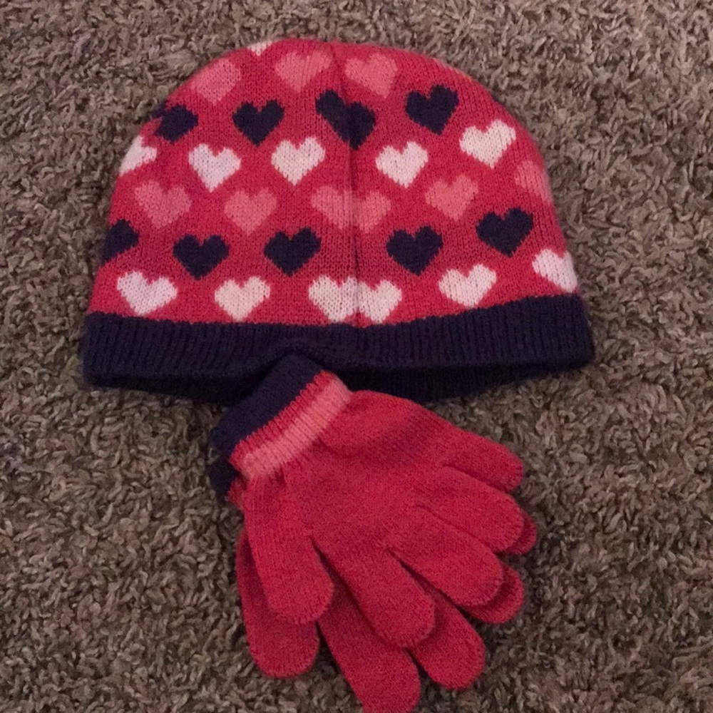 NWOT 2pc Matching Heart Hat and Mittens